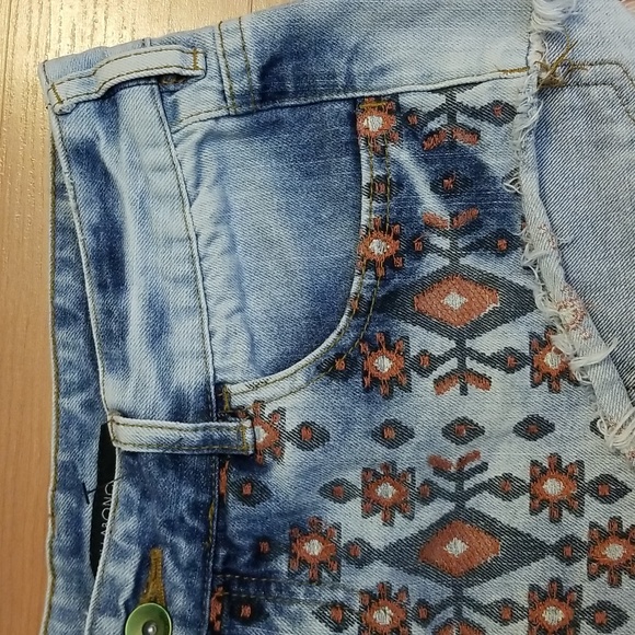 Billabong Laneway Denim Frayed Hem Acid-Washed Embroidered Cut-off Shorts - Picture 4 of 9